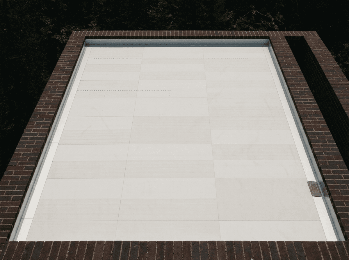 Membrane TPO blanche terminée sur un toit plat